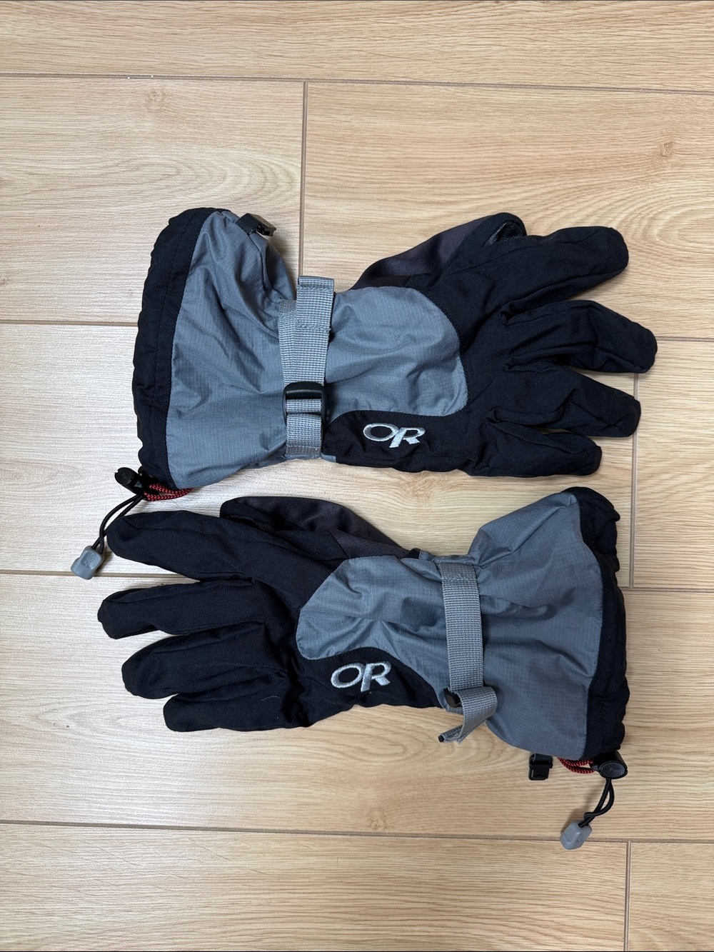 Outdoor Research Men’s Black and Gray Insulated Winter Shell Gloves